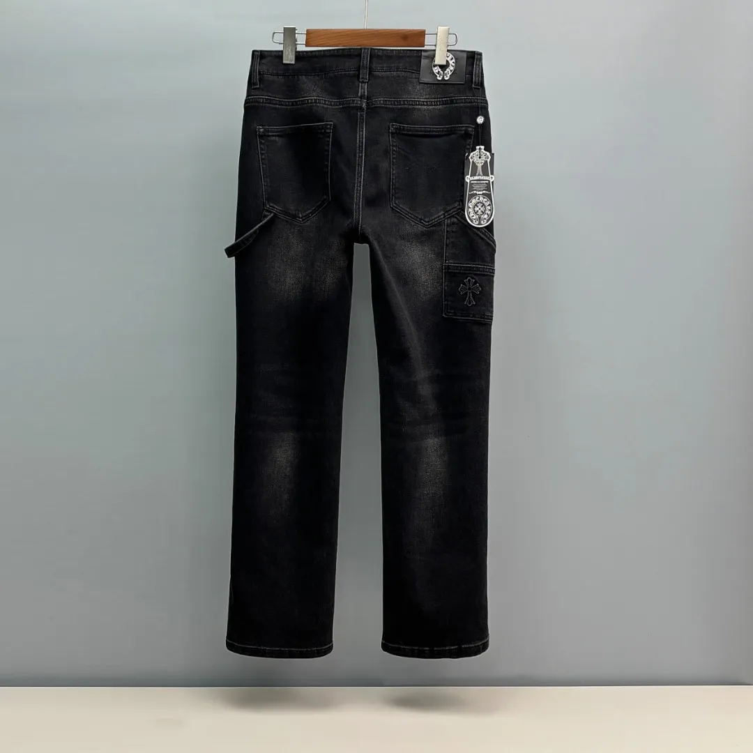 P390 Chrome Hearts/Chrome Hearts Straight-leg jeans are mainly made of high-quality high-quality cotton fiber. Fabrics with high cotton content have good moisture absorption and breathability. A small amount of spandex fiber is supplemented to increase the elasticity of the fabric and make the denim clothing fit the body better. It is comfortable to wear and not easy to deform. The yarn of high-quality denim is uniform, smooth and free of impurities. The surface of the woven fabric is smooth, delicate and clear. Zinc alloy placket buttons are embossed with Chrome Hearts logo. The embellishment of the customized 1:1 Crocodile leather label gives the upper body of the jeans a unique accent. The leather label on the waist and the details of the placket buttons echo the overall style. It is highly suitable for commuting. The neat trouser line and drape arc give a relaxed and high-end feel. Size: XS-2XL